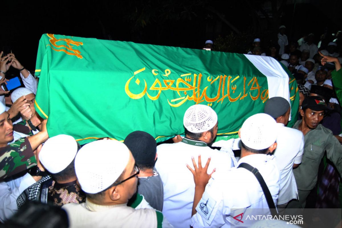 Jenazah Ustadz Arifin Ilham dimakamkan Kamis malam