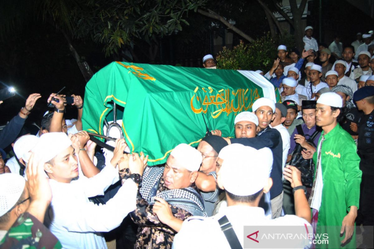 Kalimat takbir berkumandang mengiringi pemakaman jenazah Ustadz Arifin Ilham