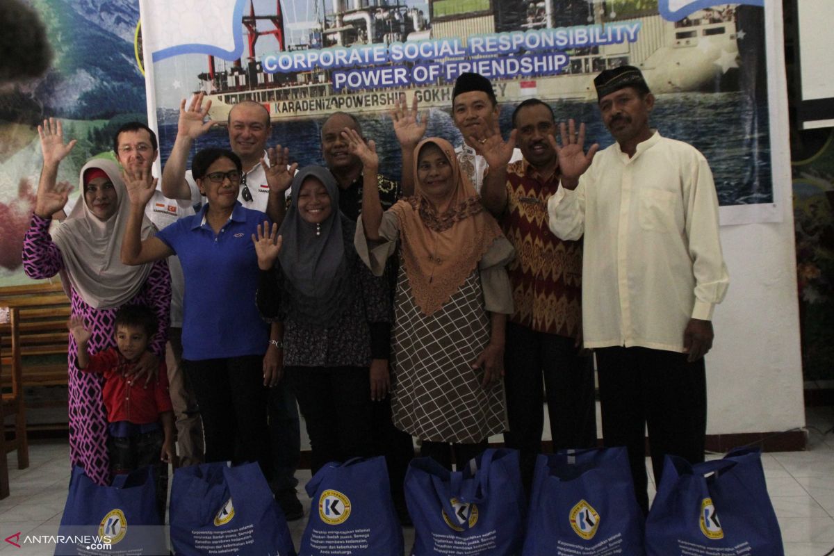 Karpowership Indonesia bagikan 200 paket lebaran bagi warga Bolok