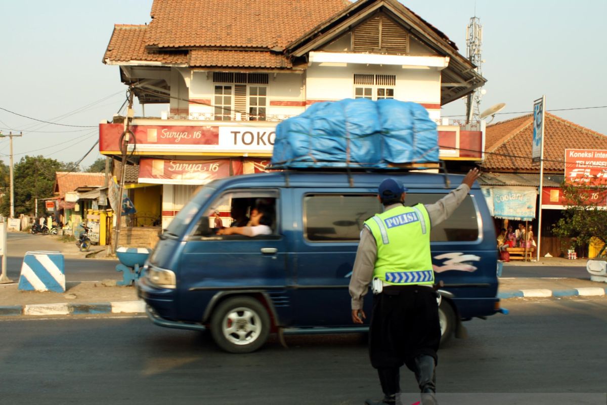 Ribuan Tolo-tolo dipasang Polres Karawang  pada H-7 Lebaran