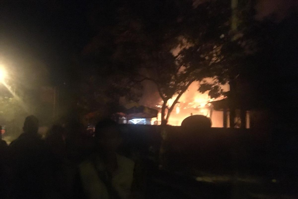 Kantor Polsek Tambelangan Sampang, Jatim  dibakar massa