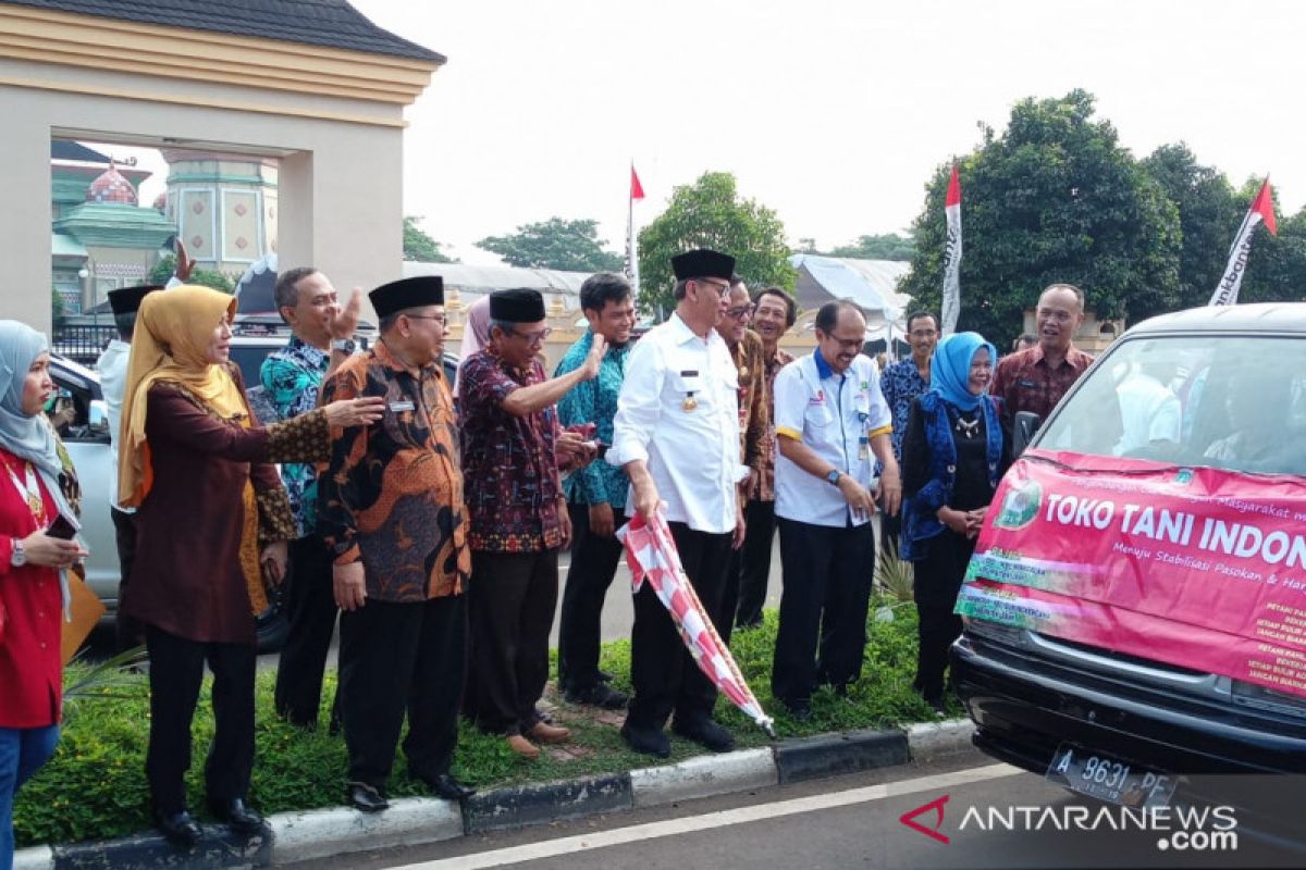 Gubernur Banten lepas 136 kendaraan pengangkut beras toko tani Indonesia