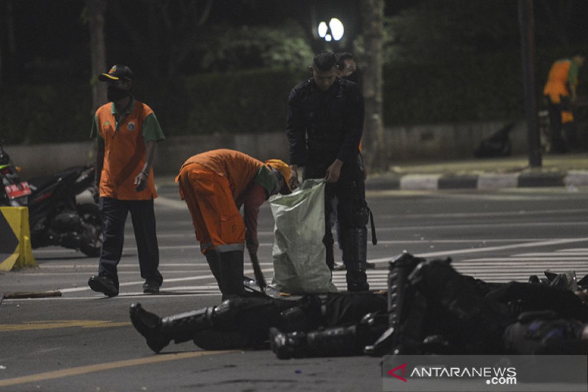 PPSU dan Sudin LH kolaborasi bersihkan jalan Thamrin