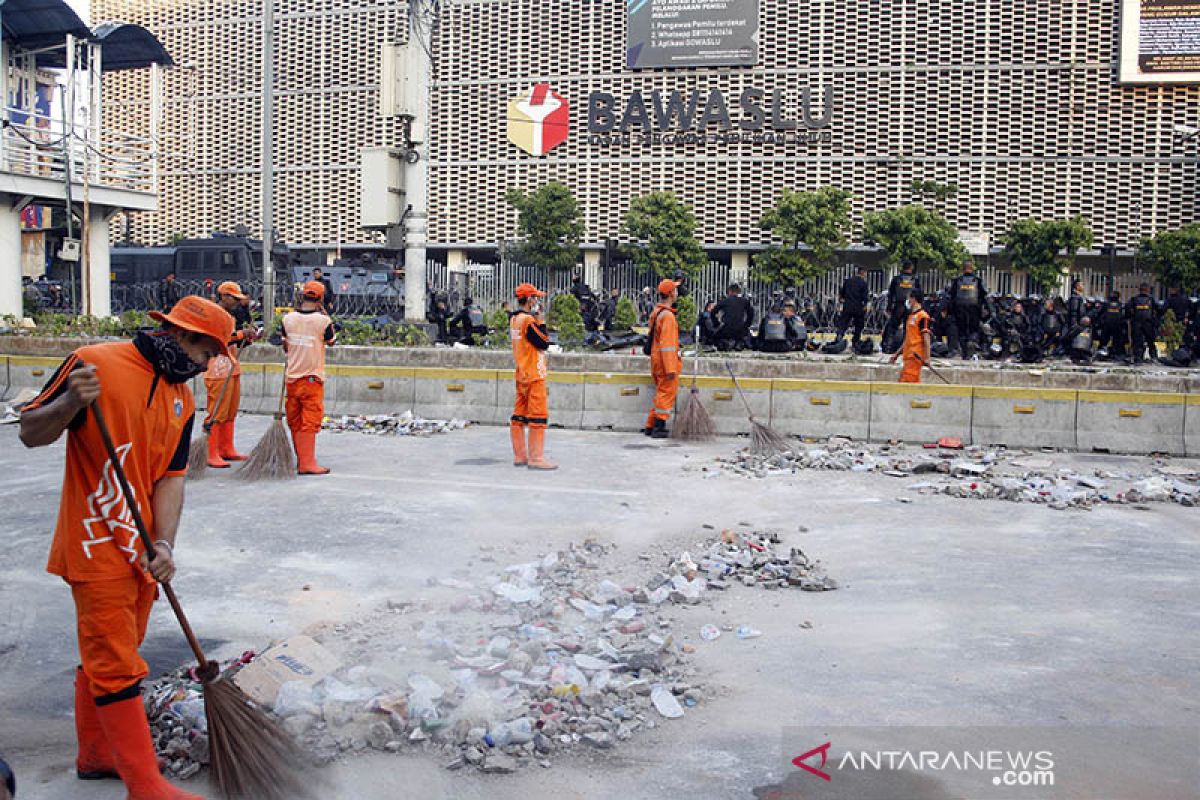 Pasukan oranye bersihkan depan Gedung Bawaslu RI