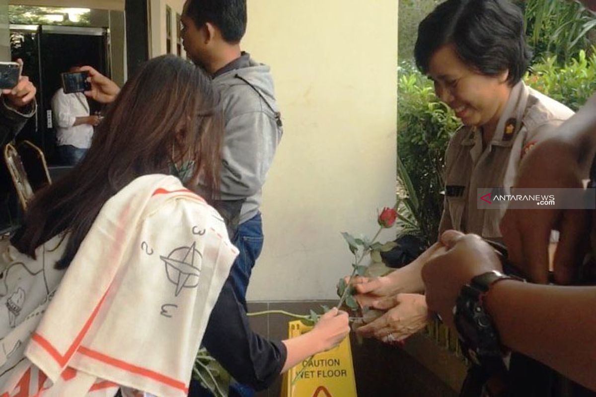 Mawar Merah untuk aparat kemanan