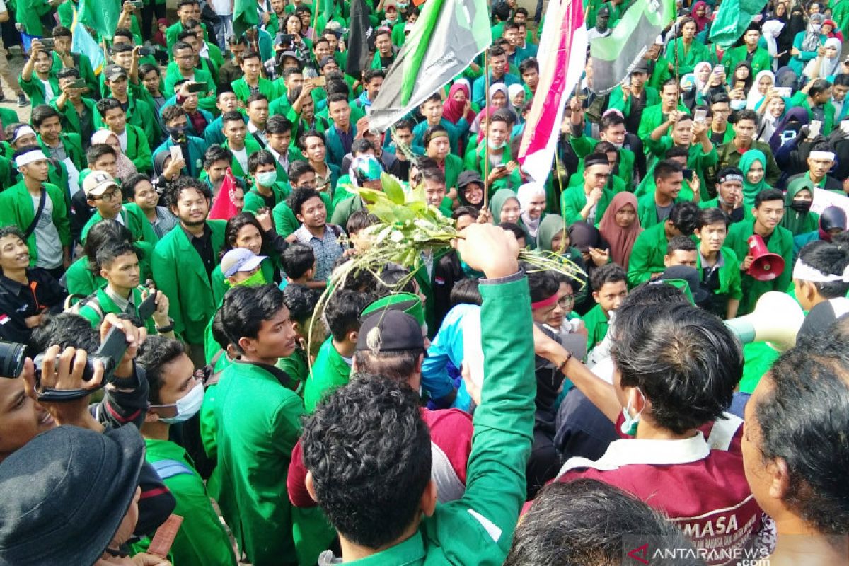 Mahasiswa Lhokseumawe unjuk rasa ajak tokoh bangsa konsolidasi