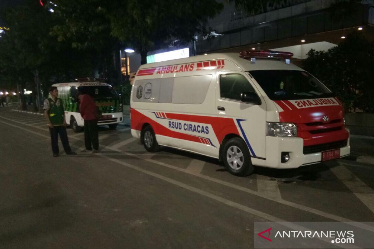 Petugas medis tetap siaga di  Kantor Badan Pengawas Pemilu