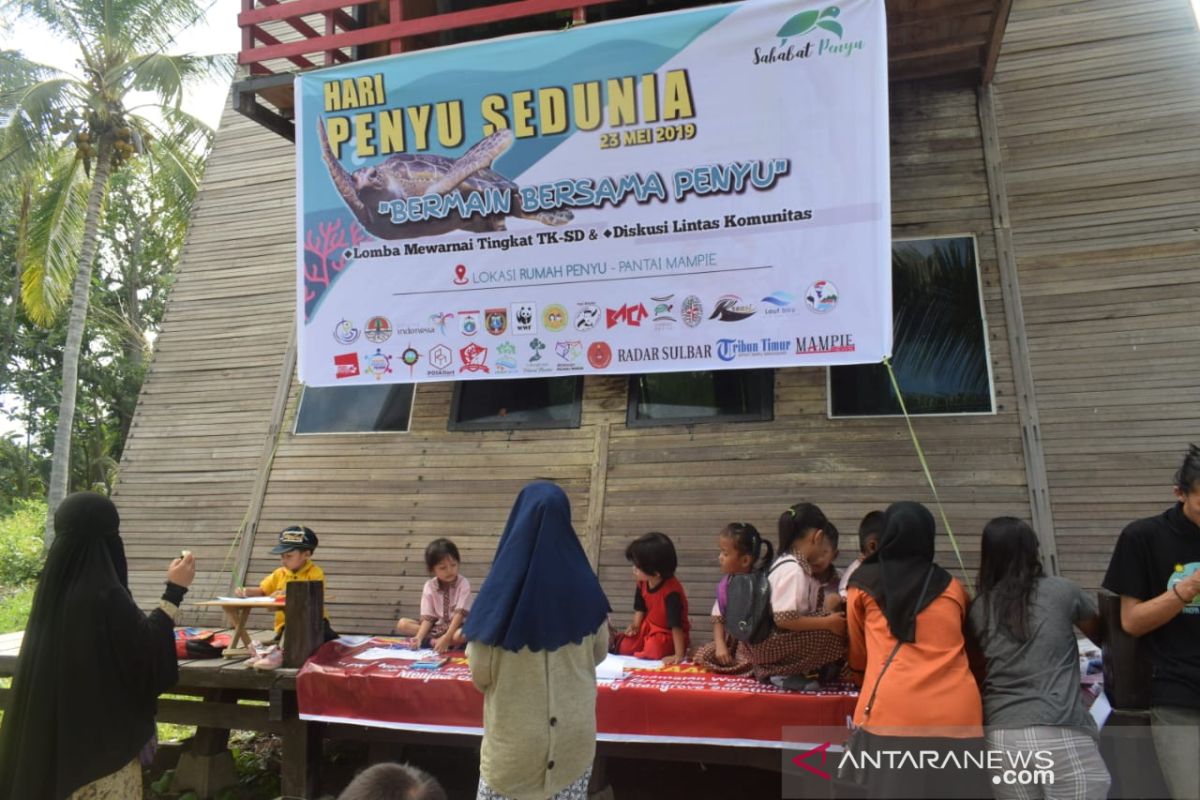 Peringati Hari Penyu dengan lomba mewarnai sambil "ngabuburit"