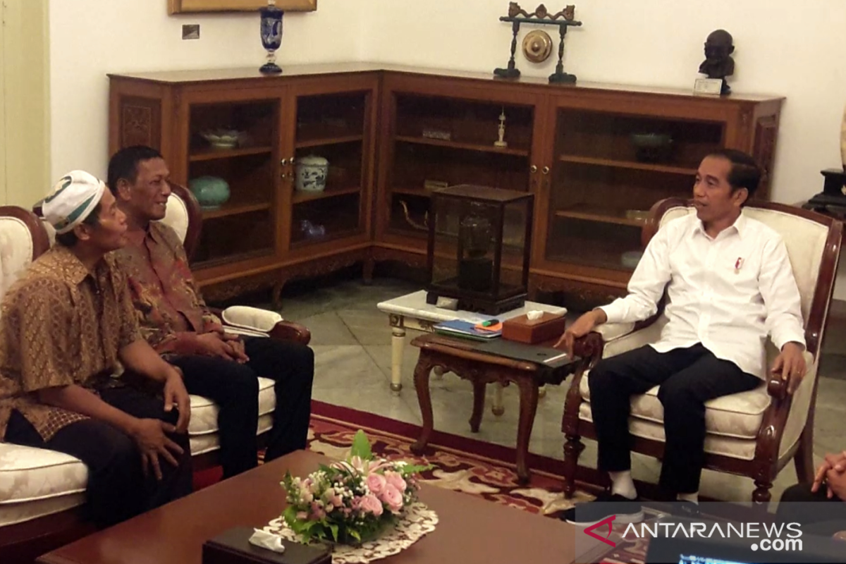 Pedagang korban penjarahan mendapt modal usaha dari Presiden