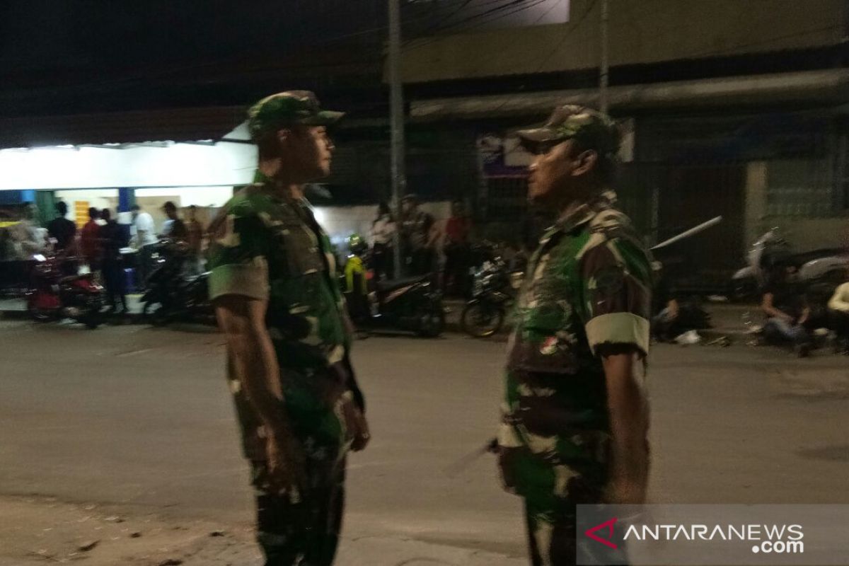 TNI bantu polisi tertibkan massa yang kumpul sekitar Bawaslu RI