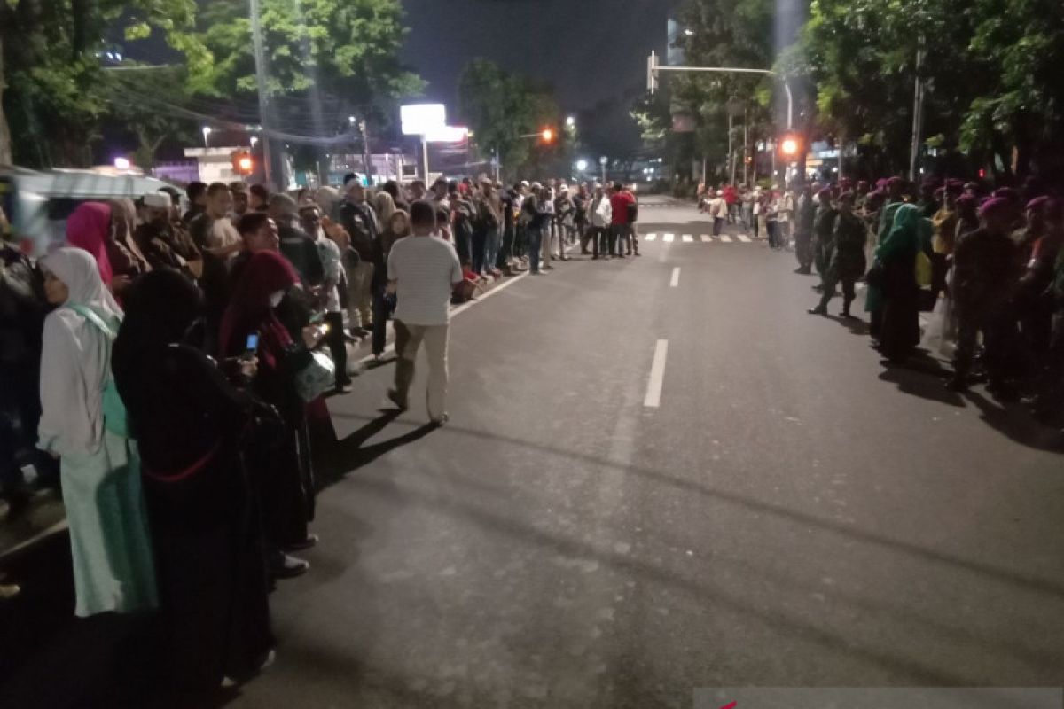 Pendukung Prabowo-Sandi berkumpul di belakang Gedung MK, datang bukan hanya dari Jakarta