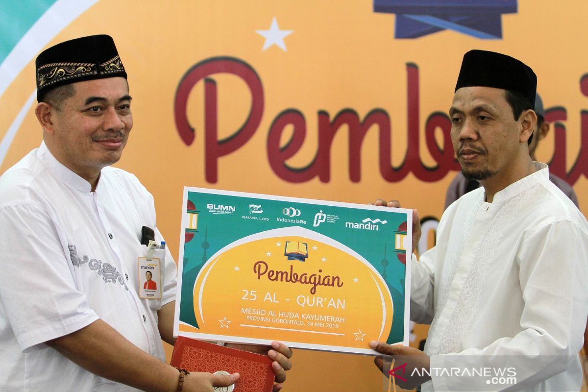 Rangkaian BHUN, Bank Mandiri Gorontalo bagikan 1.000 Al Quran