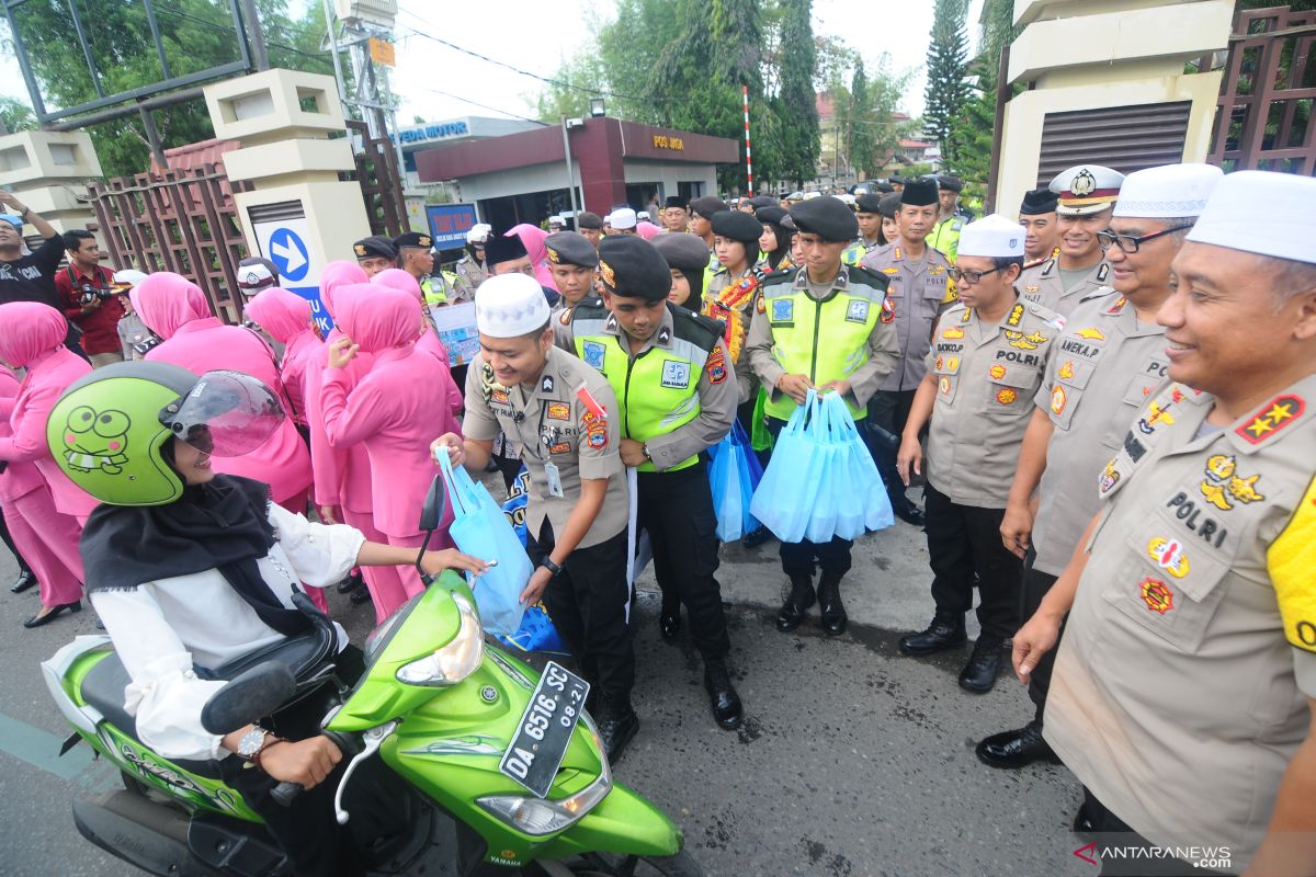 Kapolda Kalsel bersama Bhayangkari bagi-bagi takjil ke masyarakat