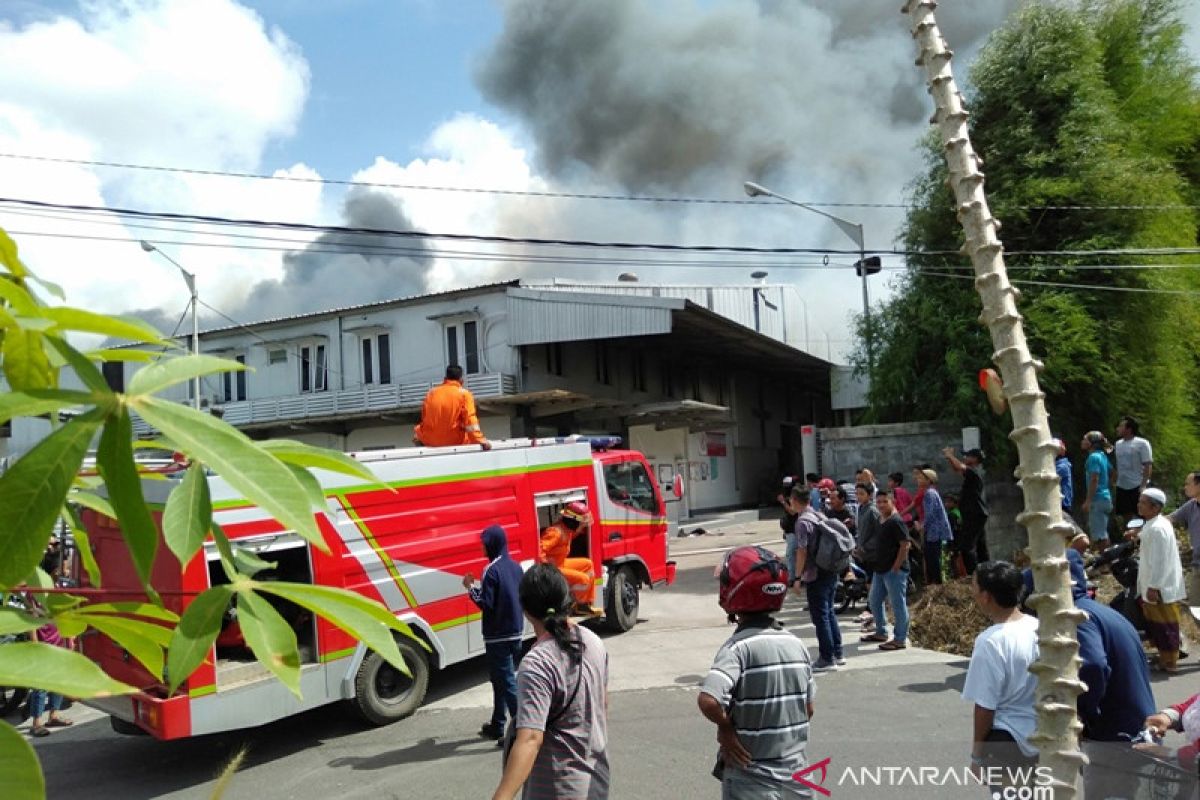 Gudang distributor Wings Pangkalpinang terbakar (Video)