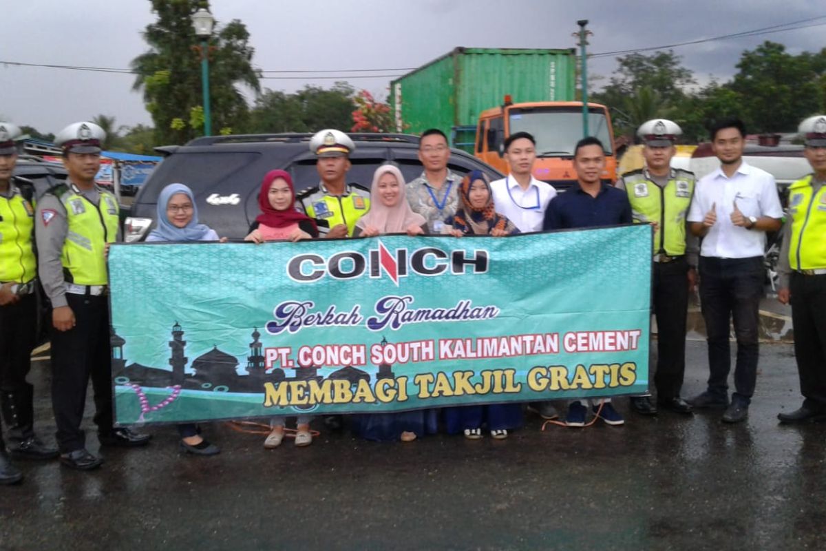 Pabrik semen  Conch bagi - bagi takjil gratis