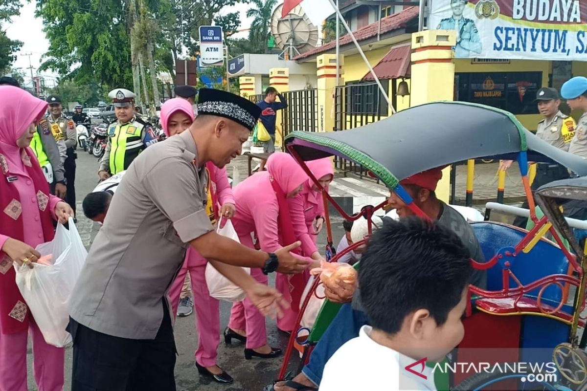 Masyarakat antusias menerima pembagian takjil dari Polres HST