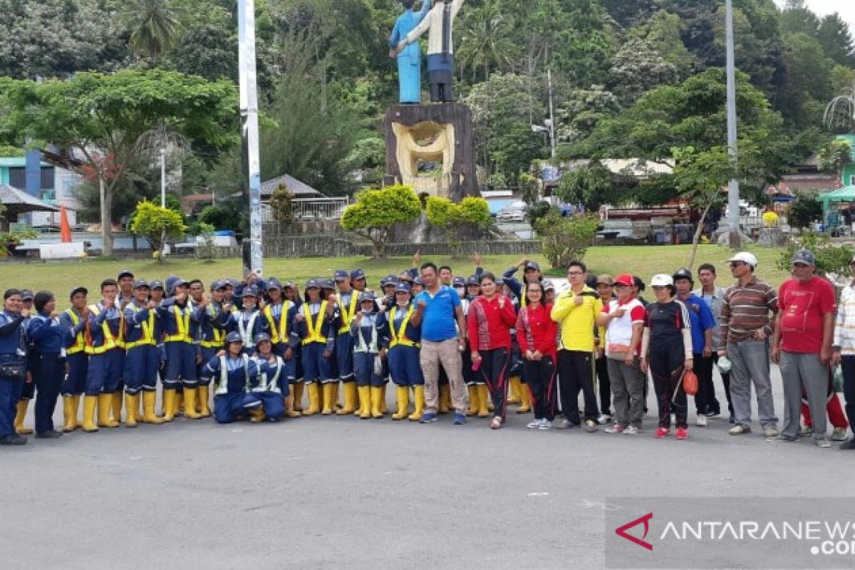 Aksi bersih Parapat Danau Toba menjelang Idul Fitri