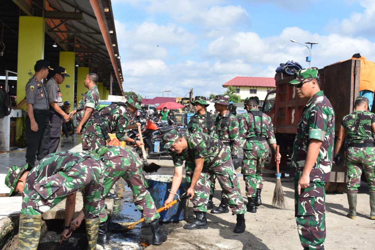 180 prajurit Korem 042/Gapu bersihkan sampah di Pasar Angsoduo