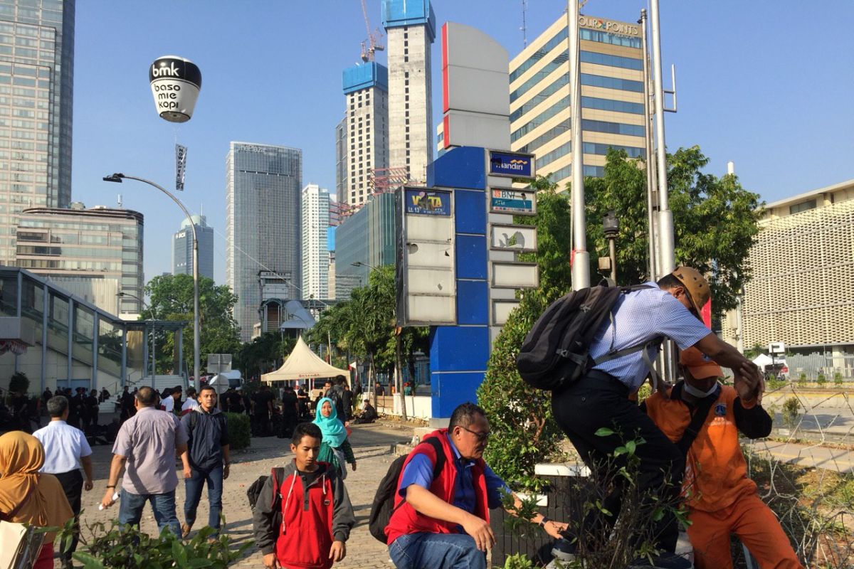 Pekerja perkantoran Thamrin Jakarta nekat lewati pagar tembok Sarinah