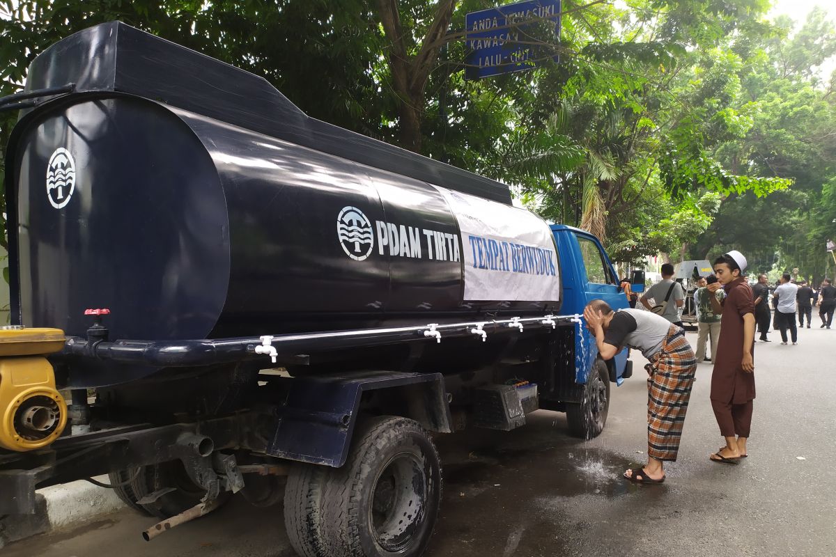 Polisi sediakan mobil tangki air untuk wudhu untuk massa aksi di DPRD Sumut