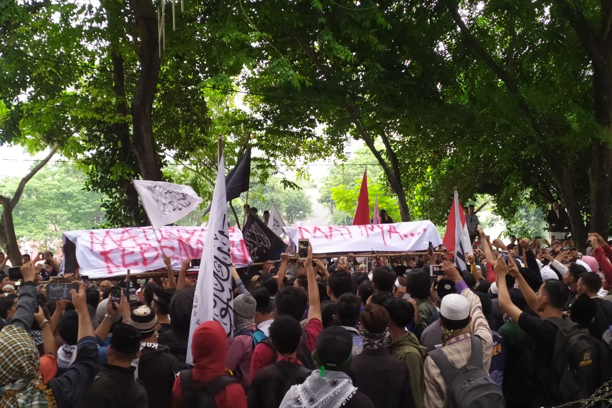 Unjuk rasa di DPRD Sumut, massa GNKR bawa keranda