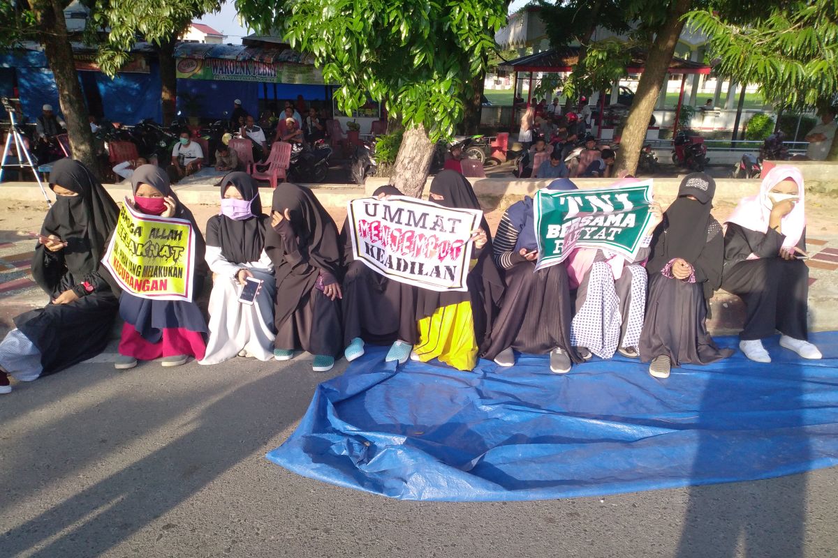 Massa aksi damai untuk negeri di Labuhanbatu buka puasa bersama dengan Polisi dan TNI