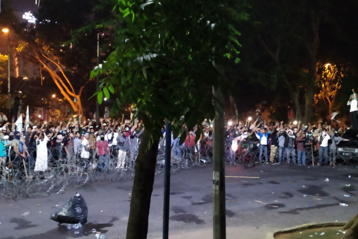 Aksi massa di DPRD Sumatera Utara ricuh
