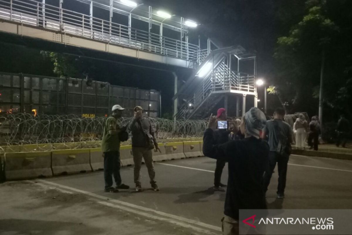 Massa berswafoto di depan penutup jalan menuju MK