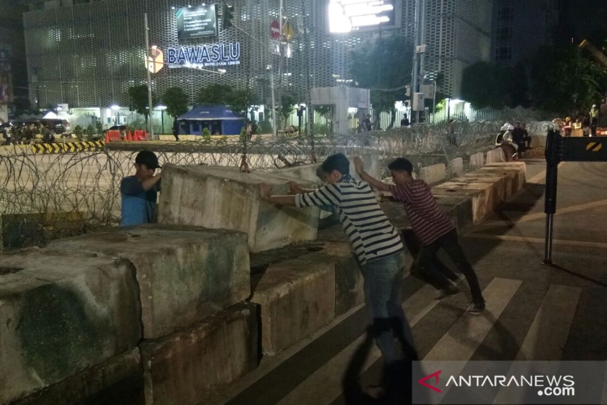 Polisi tambah barikade beton depan gedung Bawaslu RI