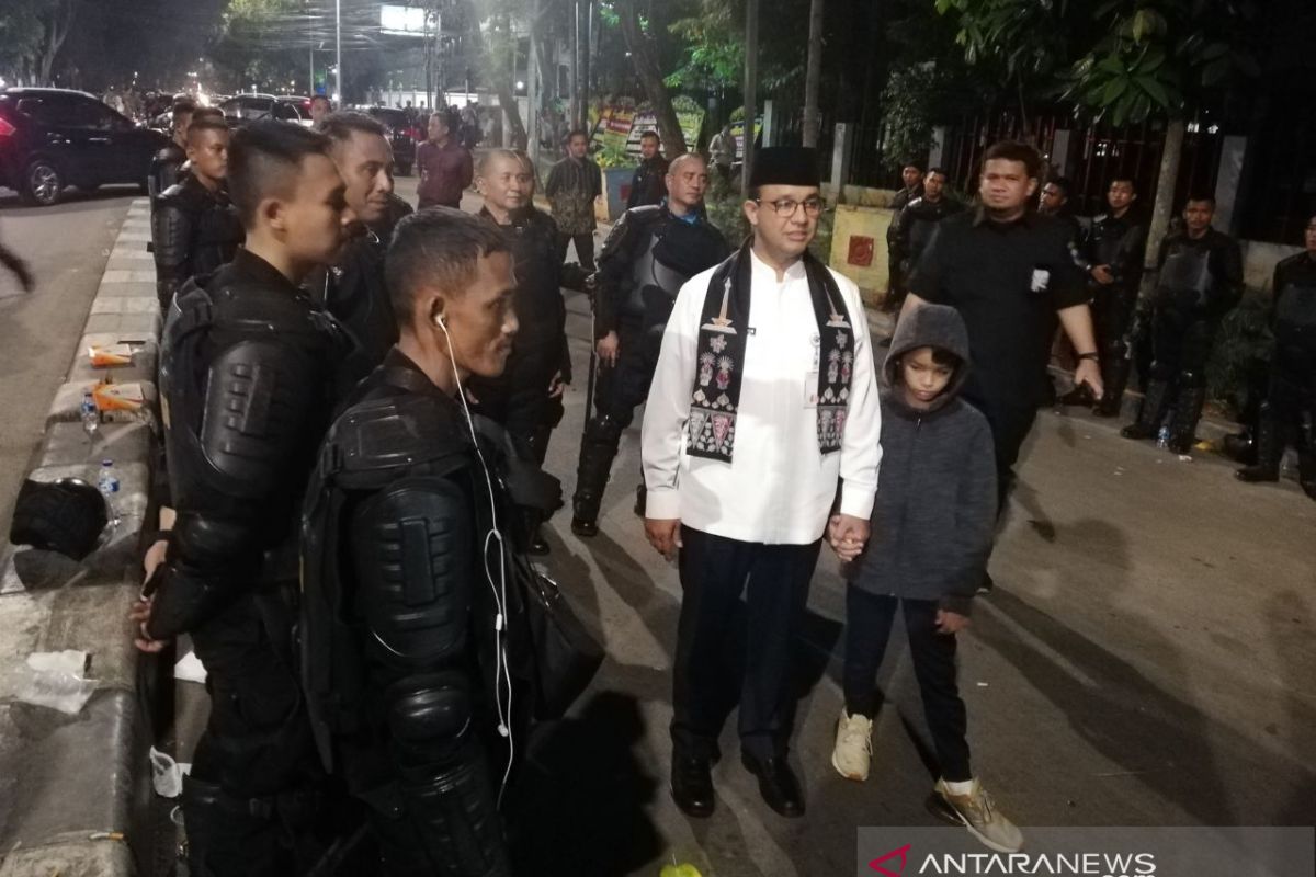 Anies  pantau situasi Jakarta bersama putra bungsu