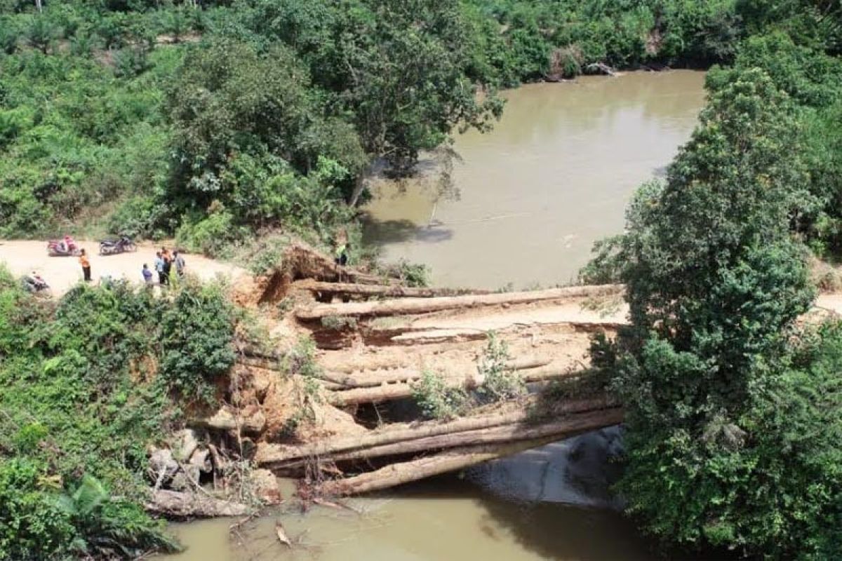 Ambruknya jembatan penghubung dua kecamatan di Lamandau diperbaiki