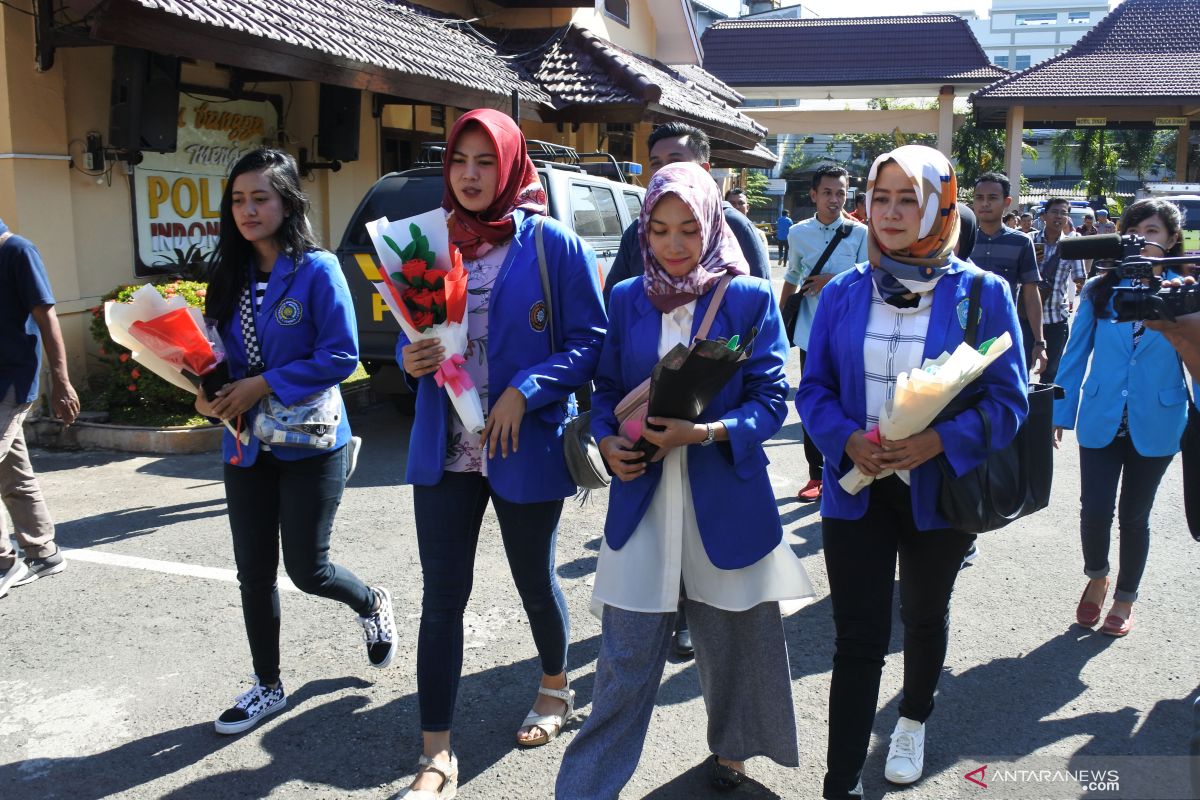 Aksi bagikan bunga ke Polisi