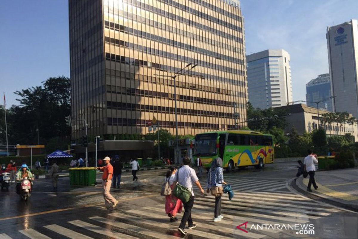 Meski masih ditutup, Thamrin ramai lalu lalang warga Jakarta