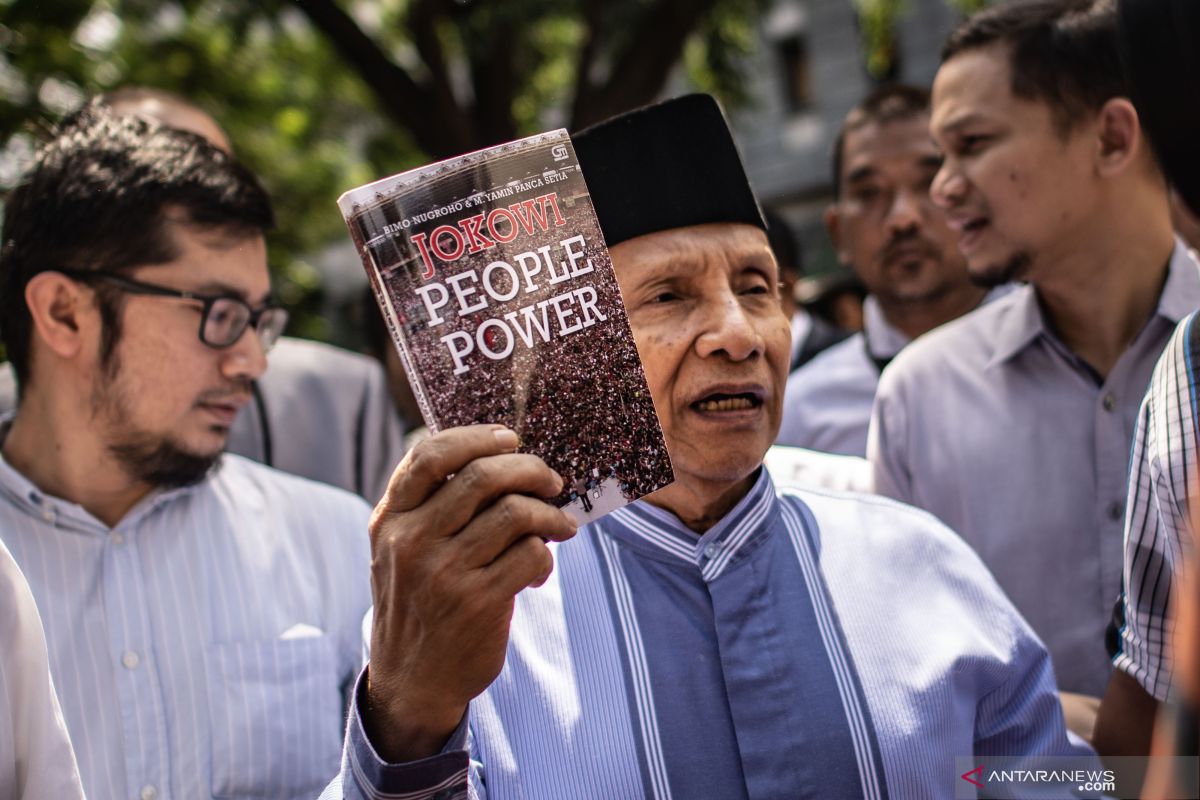 Amien Rais tunjukkan buku Jokowi People Power saat diperiksa sebagai saksi