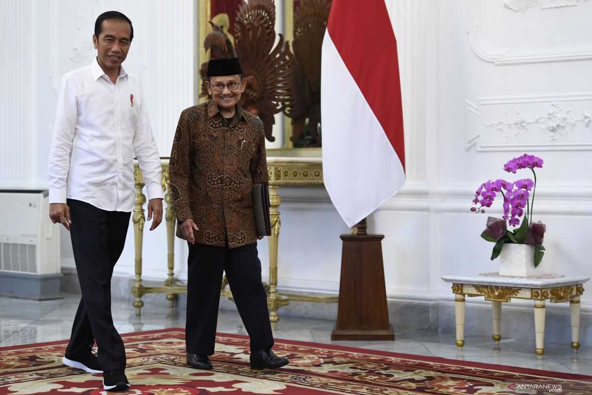 Jokowi terima BJ Habibie di Istana Merdeka