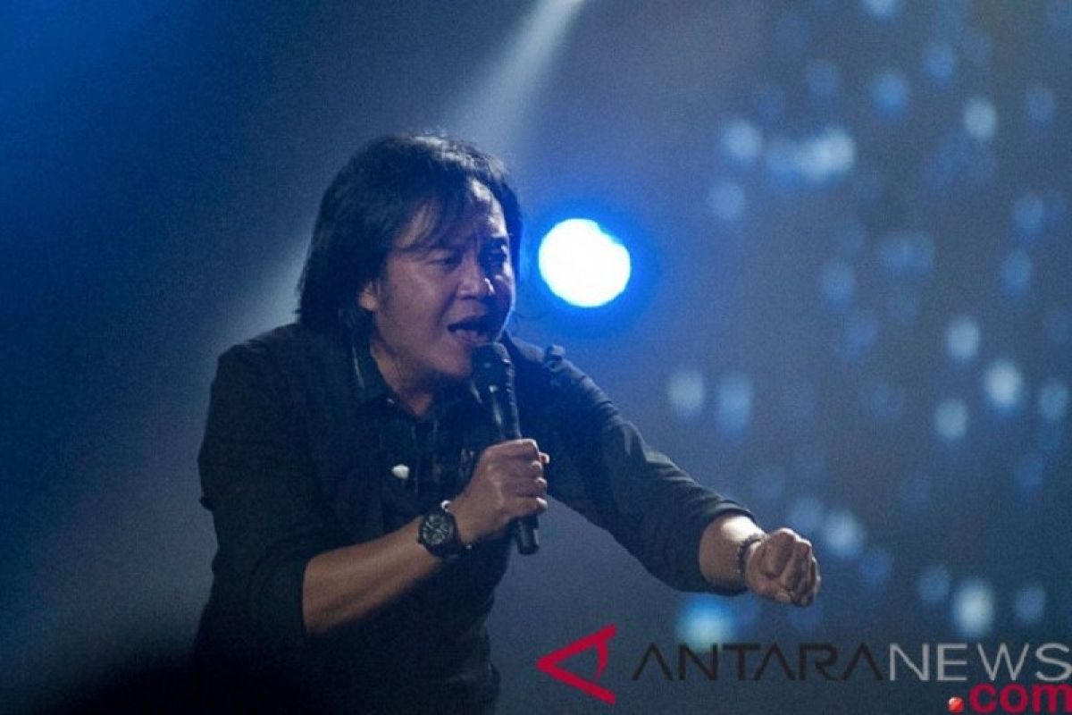 Musisi Ari Lasso tak masalah Akses media sosial dibatasi