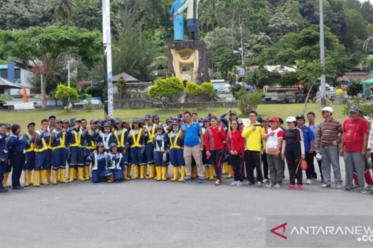 Aksi bersih Parapat Danau Toba menjelang Idul Fitri