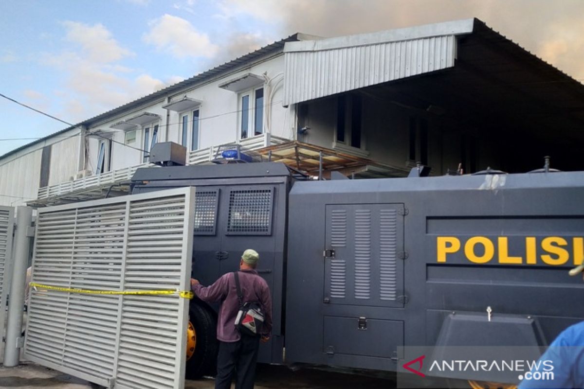 Polres Pangkalpinang kerahkan mobil damkar padamkan gudang wings