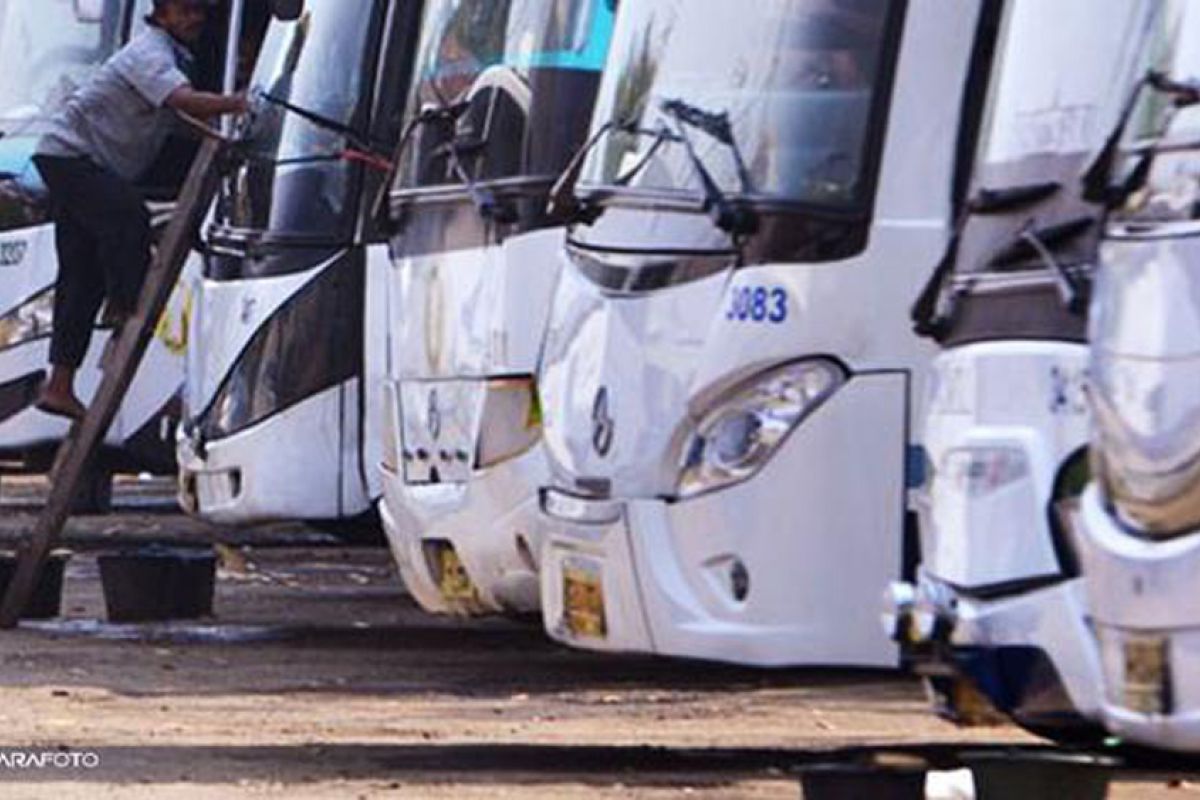 Bus Damri diserbu pemudik, tiket pesawat meroket