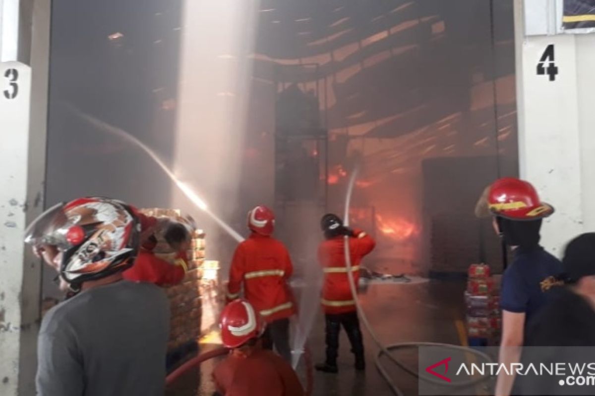 Gudang penyimpanan produk Wings di Pangkalpinang terbakar