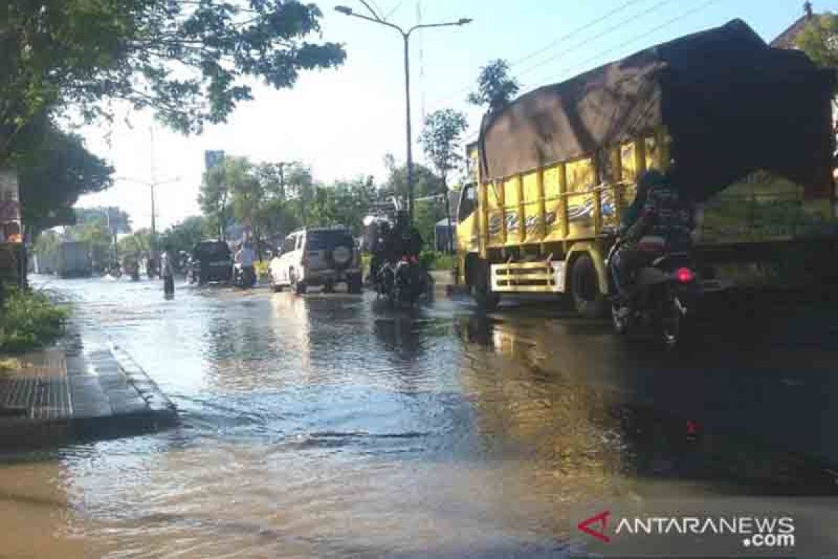 Floods inundate several hundred houses in Jembrana, Bali