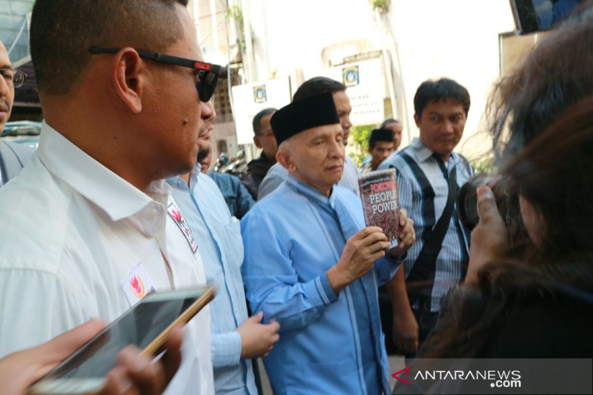 Amien Rais tunjukkan buku "Jokowi People Power" kepada awak media