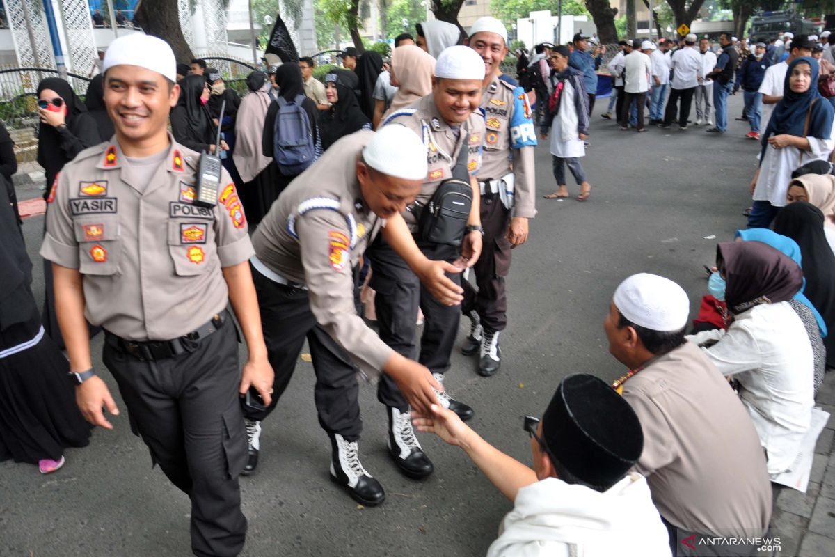 Polisi salamin pengunjuk rasa di DPRD Sumut