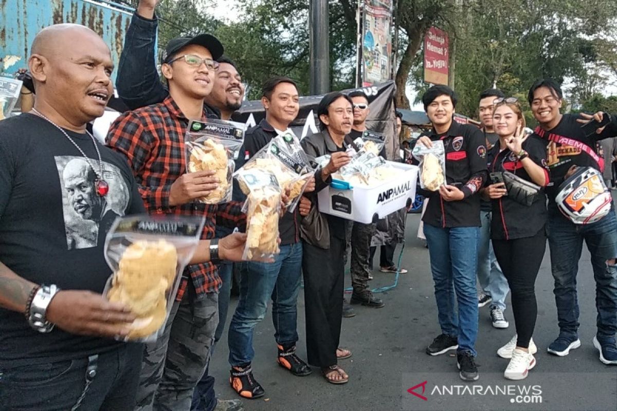 Artis film "Preman Pensiun" jualan keripik di Garut