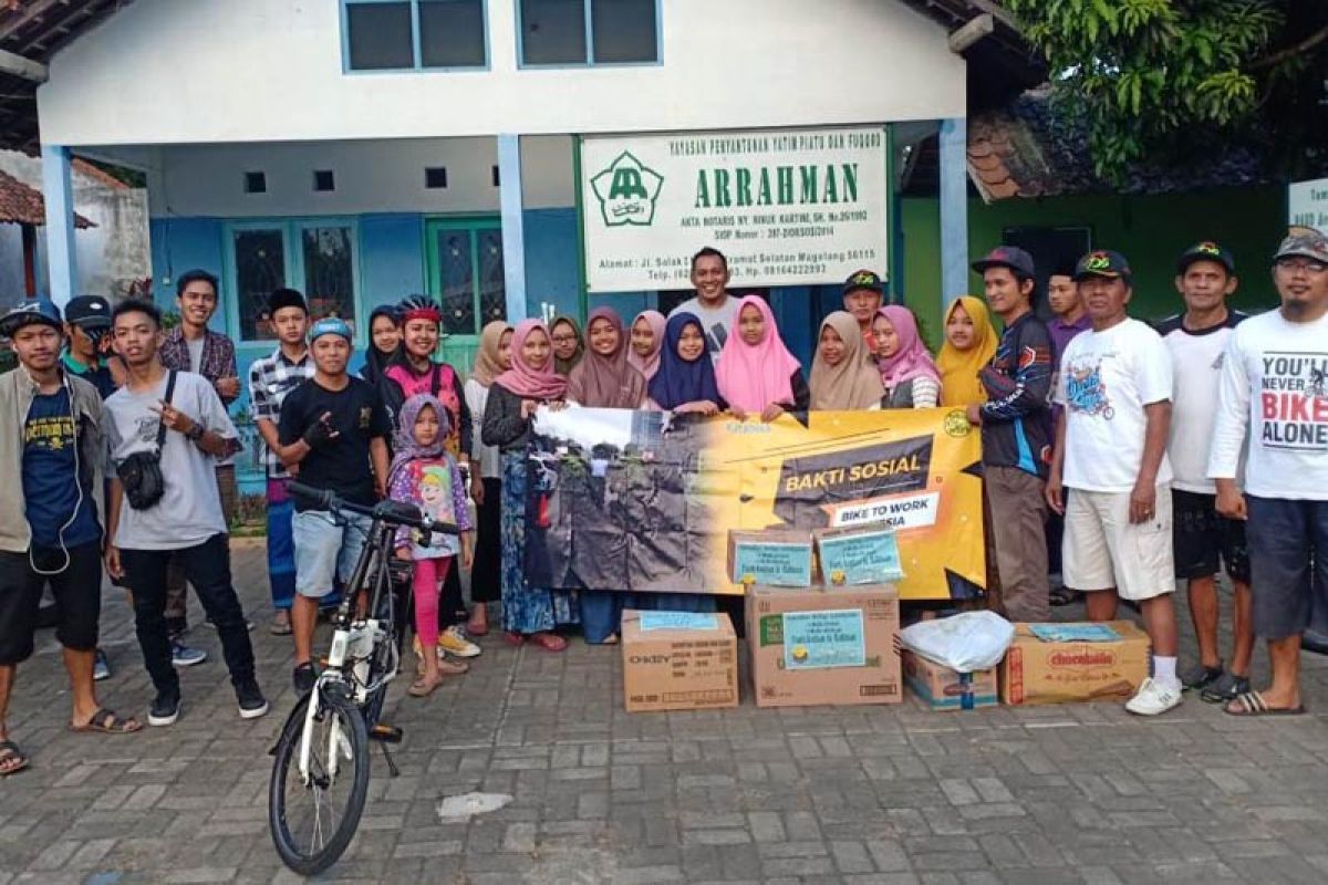 Komunitas pesepeda berbagi kasih dengan anak yatim piatu