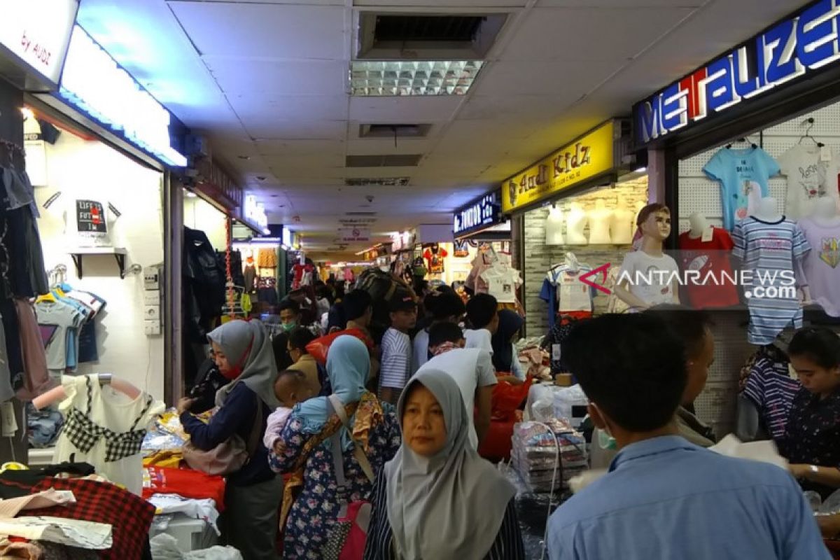 Aktivitas Pasar Tanah Abang Sabtu pagi mulai meriah