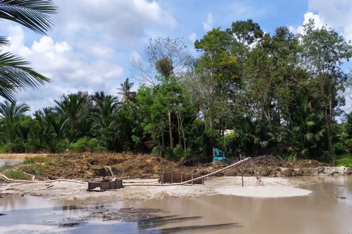 Tambang bijih timah ancam ruas  jalan kabupaten