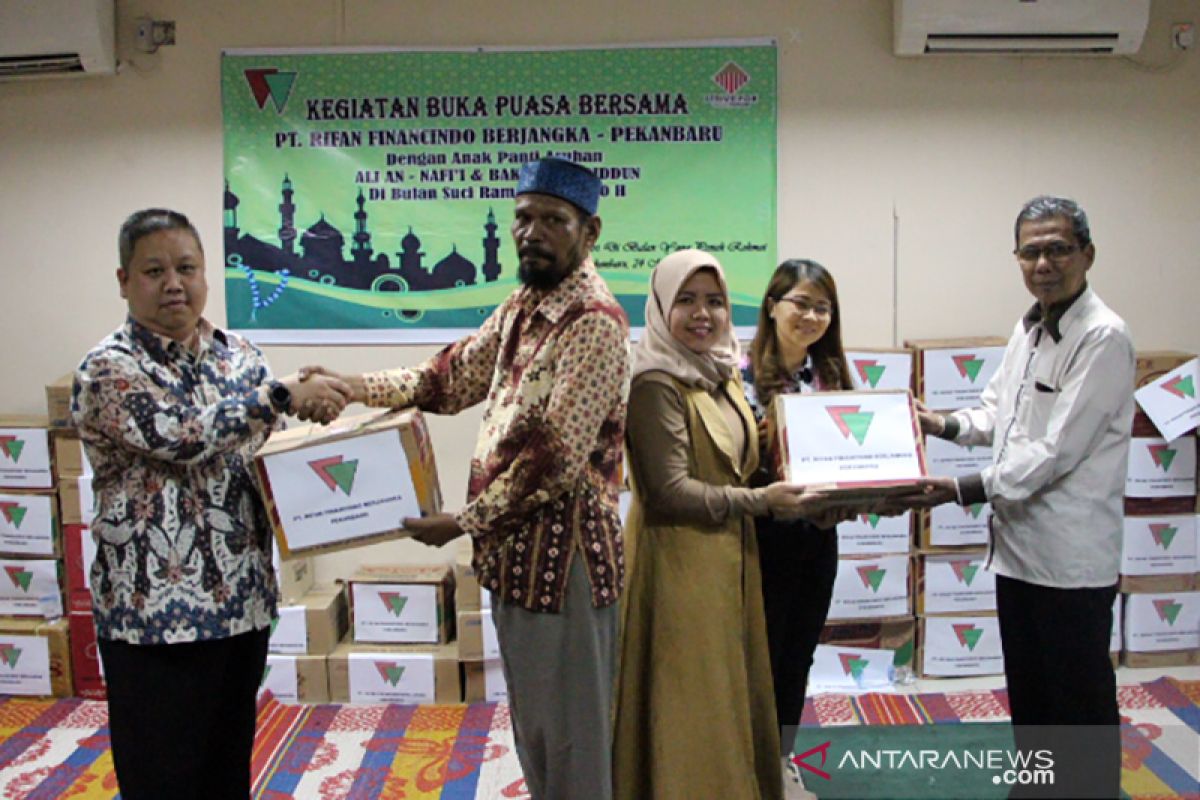 PT Rifan Financindo Berjangka santuni anak yatim Pekanbaru