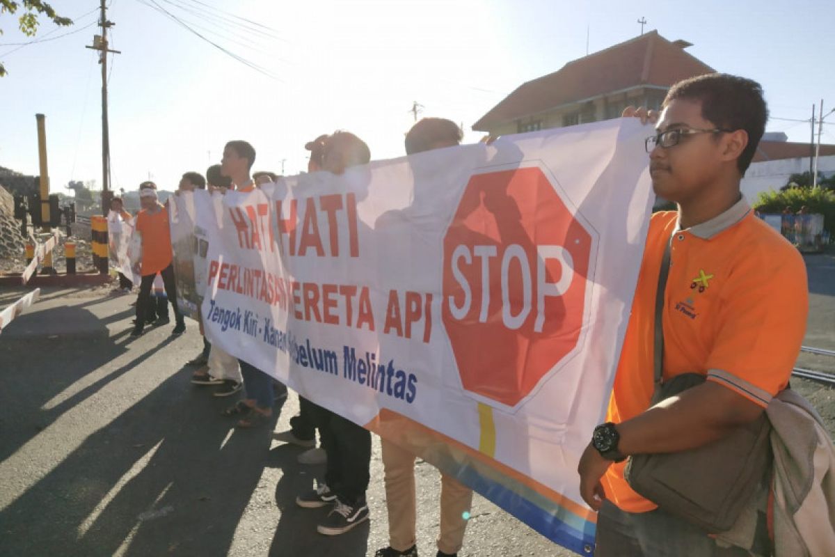 KAI Surabaya ingatkan pengendara waspada saat lintasi rel