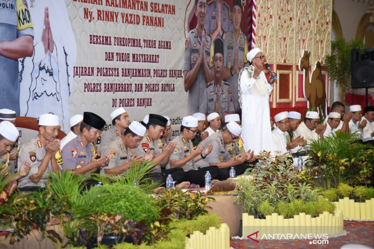 TNI-Polri  doa bersama untuk persatuan bangsa